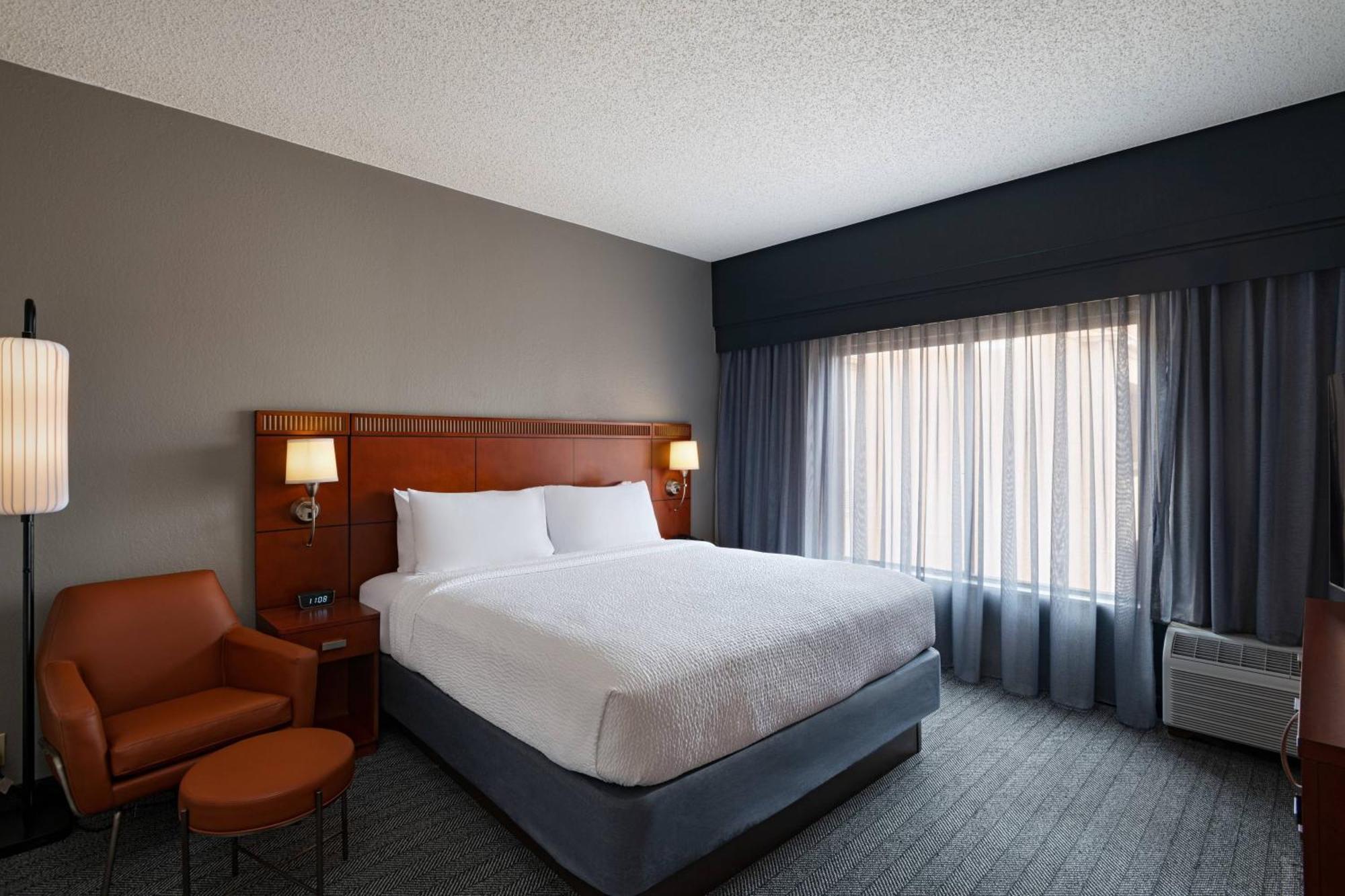 Отель Courtyard By Marriott San Antonio Airport Экстерьер фото