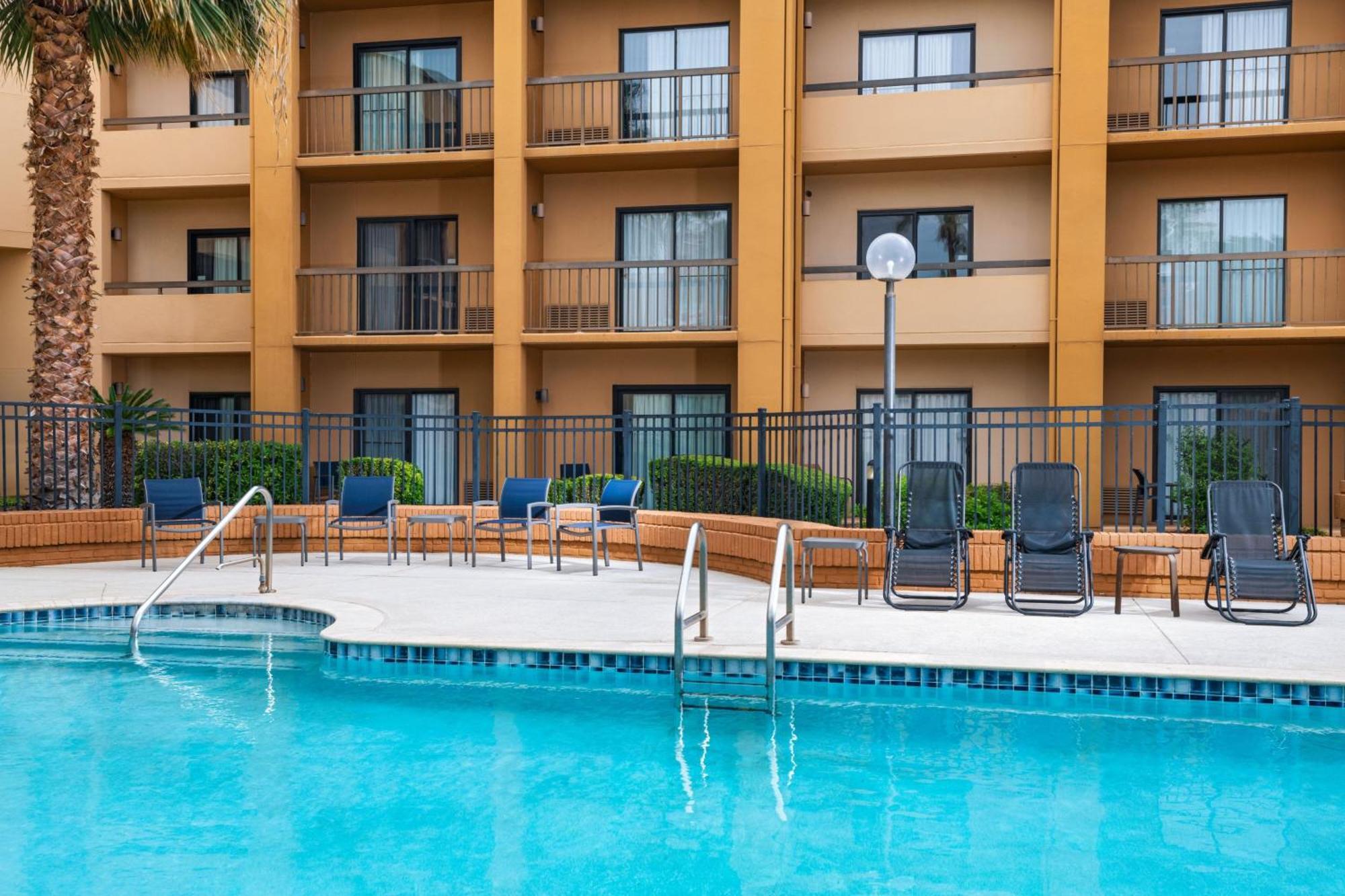Отель Courtyard By Marriott San Antonio Airport Экстерьер фото
