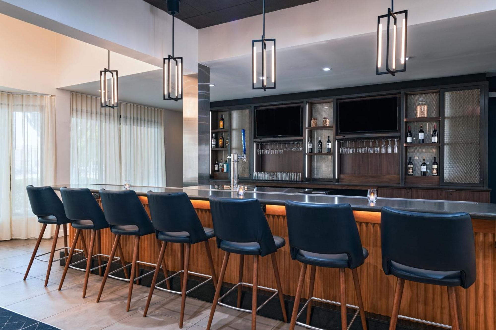 Отель Courtyard By Marriott San Antonio Airport Экстерьер фото