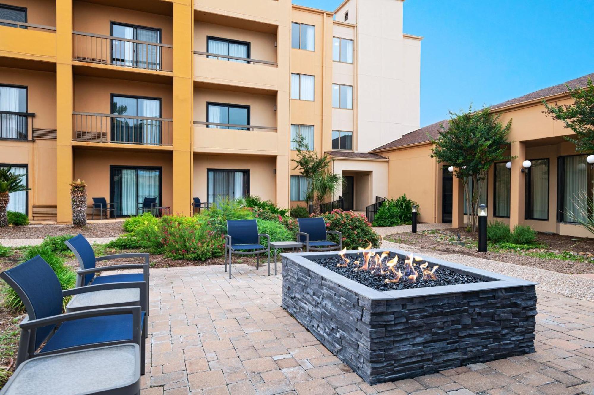 Отель Courtyard By Marriott San Antonio Airport Экстерьер фото